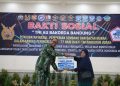 BAKSOS : Wadan Kopasgat Marsma TNI Deny Muis mewakili Dankoharmatau menyerahkan sembako secara simbolis dalam rangka HUT Ke 77 TNI AU Bakorda Wilayah Bandung. PJ/Mal