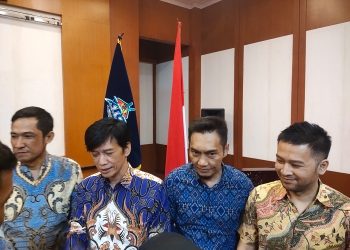 KETERANGAN : Pendiri XTC Ivan Rifky (kedua kiri) didampingi Plt Ketua Umum XTC Dudy Alamsyah (kiri) memberikan keterangan terkait Penetapan dan Pengesahan Pengurus DPP XTC Indonesia Periode 2024 - Munas II di Hotel Sari Ater Kamboti, Selasa malam (13/08/2024). PJ/Mal