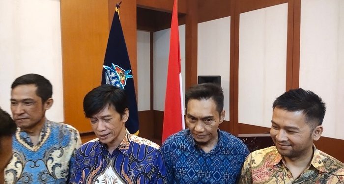 KETERANGAN : Pendiri XTC Ivan Rifky (kedua kiri) didampingi Plt Ketua Umum XTC Dudy Alamsyah (kiri) memberikan keterangan terkait Penetapan dan Pengesahan Pengurus DPP XTC Indonesia Periode 2024 - Munas II di Hotel Sari Ater Kamboti, Selasa malam (13/08/2024). PJ/Mal