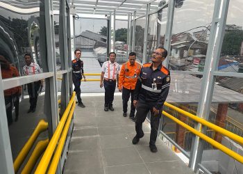 CHEK : EVP 2 Bandung Dicky Eka Priandana saat pengecekan prasarana di Stasiun KA Kiaracondong Bandung. PJ/Dok