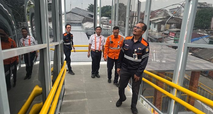 CHEK : EVP 2 Bandung Dicky Eka Priandana saat pengecekan prasarana di Stasiun KA Kiaracondong Bandung. PJ/Dok