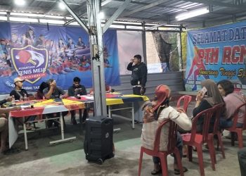 RAPAT : Panitia Turnamen PBVSI & PTM Se Kabupaten Bandung 2024 saat rapat persiapan pertandingan di Bale RW 19, Rancaemas, Jalan Rancamanyar. Kabupaten Bandung. PJ/Dok