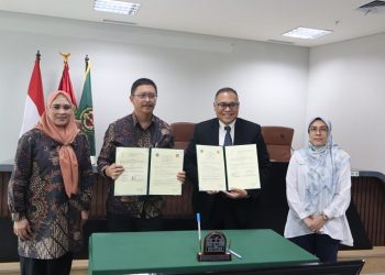 KERJASAMA : ektor Universitas Sangga Buana YPKP Bandung, Dr. H. Didin Saepudin, S.E., M.Si., (kiri) dan Rektor Universitas Jenderal Achmad Yani, Prof. Hikmahanto Juwana, menunjukkan nota MoU di UNJANI Bandung. PJ/Dok