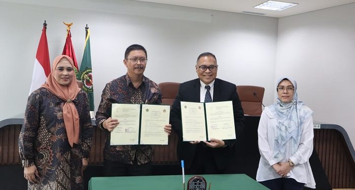 KERJASAMA : ektor Universitas Sangga Buana YPKP Bandung, Dr. H. Didin Saepudin, S.E., M.Si., (kiri) dan Rektor Universitas Jenderal Achmad Yani, Prof. Hikmahanto Juwana, menunjukkan nota MoU di UNJANI Bandung. PJ/Dok