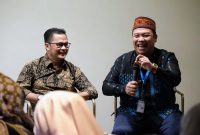 DISKUSI : Kaper BKKBN Jabar Dadi Roswandi (kanan) dan Ketua Komisi Informasi Jawa Barat Husni Farhani Mubarok diskusi stunting saat Media Gathering 2025. PJ/Mal