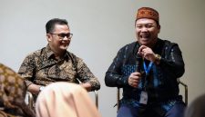 DISKUSI : Kaper BKKBN Jabar Dadi Roswandi (kanan) dan Ketua Komisi Informasi Jawa Barat Husni Farhani Mubarok diskusi stunting saat Media Gathering 2025. PJ/Mal