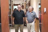 Ketua Umum KONI Jabar Prof.Dr.HM. Budiana (kiri) berpose bersama Sugito Ketum PABERSI Jabar. PJ/Joel