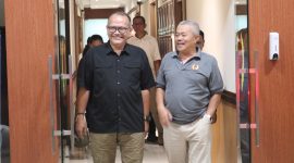 Ketua Umum KONI Jabar Prof.Dr.HM. Budiana (kiri) berpose bersama Sugito Ketum PABERSI Jabar. PJ/Joel