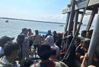 AMANKAN : Stasiun Bakamla Babel dan unsur kapal patroli KN. Belut Laut-406 mengamankan penambangan pasir timah ilegal di kawasan Izin Usaha Pertambangan (IUP) PT Timah, Tempilang, Kabupaten Bangka Barat Kamis lalu.