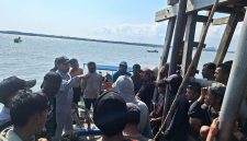 AMANKAN : Stasiun Bakamla Babel dan unsur kapal patroli KN. Belut Laut-406 mengamankan penambangan pasir timah ilegal di kawasan Izin Usaha Pertambangan (IUP) PT Timah, Tempilang, Kabupaten Bangka Barat Kamis lalu.