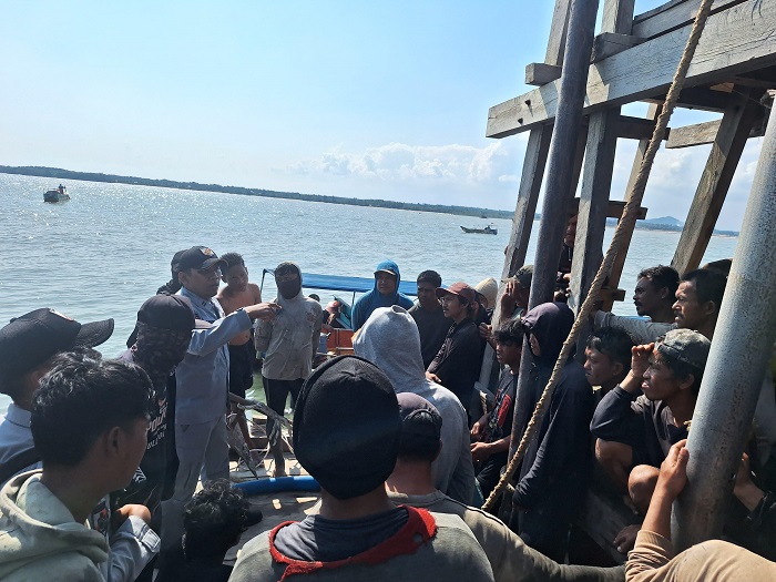 AMANKAN : Stasiun Bakamla Babel dan unsur kapal patroli KN. Belut Laut-406 mengamankan penambangan pasir timah ilegal di kawasan Izin Usaha Pertambangan (IUP) PT Timah, Tempilang, Kabupaten Bangka Barat Kamis lalu.