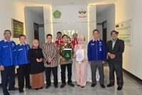 MoU : Plt DPD FERARI Makmur Jaya dan Ketua STAI Siliwangi Dr. Clara Vidhia berpose bersama usai MoU di STAI Bandung. PJ/Dok