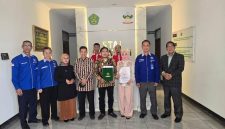 MoU : Plt DPD FERARI Makmur Jaya dan Ketua STAI Siliwangi Dr. Clara Vidhia berpose bersama usai MoU di STAI Bandung. PJ/Dok