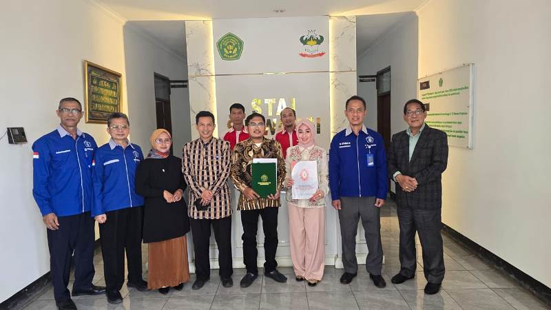 MoU : Plt DPD FERARI Makmur Jaya dan Ketua STAI Siliwangi Dr. Clara Vidhia berpose bersama usai MoU di STAI Bandung. PJ/Dok