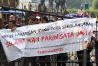 Ribuan pelaku pariwisata melakukan aksi demo menuntut pencabutan larangan study tour di Gedung Sate, Bandung. Foto PasJabar