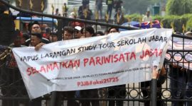 Ribuan pelaku pariwisata melakukan aksi demo menuntut pencabutan larangan study tour di Gedung Sate, Bandung. Foto PasJabar
