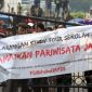 Ribuan pelaku pariwisata melakukan aksi demo menuntut pencabutan larangan study tour di Gedung Sate, Bandung. Foto PasJabar