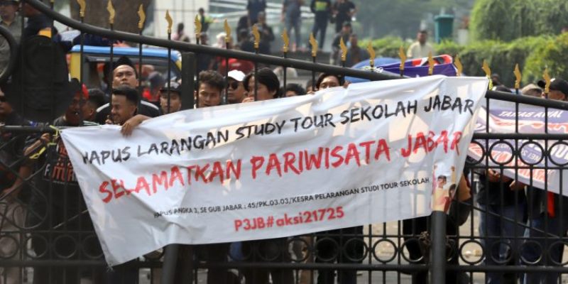 Ribuan pelaku pariwisata melakukan aksi demo menuntut pencabutan larangan study tour di Gedung Sate, Bandung. Foto PasJabar