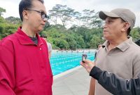 BINCANG : Ketua Umum NPCI Kota Bandung Yadi Sofyan saat berbincang-bincang dengan Koordinator Cabor Renang Ilham Kholiq di Kolam Renang Sabuga. PJ/Joel