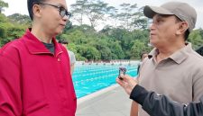 BINCANG : Ketua Umum NPCI Kota Bandung Yadi Sofyan saat berbincang-bincang dengan Koordinator Cabor Renang Ilham Kholiq di Kolam Renang Sabuga. PJ/Joel