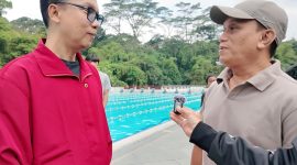 BINCANG : Ketua Umum NPCI Kota Bandung Yadi Sofyan saat berbincang-bincang dengan Koordinator Cabor Renang Ilham Kholiq di Kolam Renang Sabuga. PJ/Joel