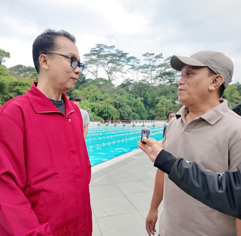 BINCANG : Ketua Umum NPCI Kota Bandung Yadi Sofyan saat berbincang-bincang dengan Koordinator Cabor Renang Ilham Kholiq di Kolam Renang Sabuga. PJ/Joel
