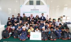 Senyuman Santri Yatim Saat Menerima Bantuan Baznas