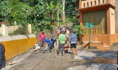 Rusak Parah, Warga Cibuyut Desa Lewo Garut Perbaiki Jalan