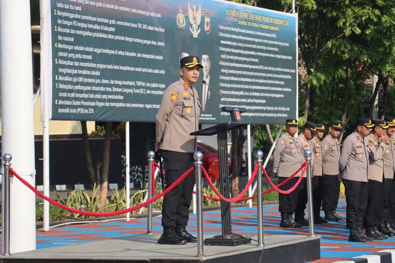 APEL PAGI : Kapolres Majalengka saat memimpin Apel Pagi Jam Pimpinan di halaman Mapolres Majalengka, Senin pagi 28 Juli 2025. PJ/Dok