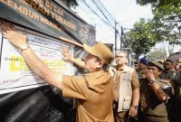 SEGEL : Wakil Wali Kota Bandung Erwin menyegel sebuah bangunan di jalan Tubagus Ismail yang dinilai langgar aturan. PJ/Dok