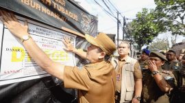 SEGEL : Wakil Wali Kota Bandung Erwin menyegel sebuah bangunan di jalan Tubagus Ismail yang dinilai langgar aturan. PJ/Dok