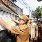 SEGEL : Wakil Wali Kota Bandung Erwin menyegel sebuah bangunan di jalan Tubagus Ismail yang dinilai langgar aturan. PJ/Dok
