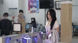 Face Recognition : Seorang pelanggan memanfaatkan fitur Face Recognition saat melewati pintu pass boarding di stasiun Bandung. PJ/Dok