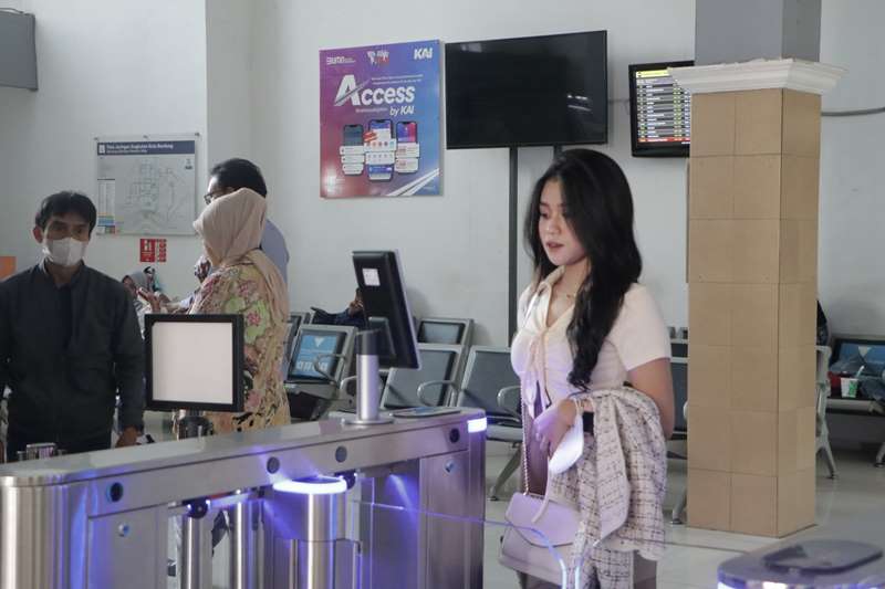 Face Recognition : Seorang pelanggan memanfaatkan fitur Face Recognition saat melewati pintu pass boarding di stasiun Bandung. PJ/Dok
