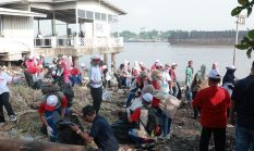 Ratusan Relawan Bersihkan Sungai Musi Palembang