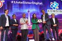 Foto 1, 2 (ki-ka): Direktur & Chief Enterprise Strategic Relationship Officer XLSMART, Andrijanto Muljono, Komisaris XLSMART, Retno Marsudi, Kepala Badan Pengembangan SDM Komunikasi dan Digital Kementerian Komunikasi dan Digital RI, Bonifasius Wahyu Pudjianto, Menteri Komunikasi dan Digital RI, Meutya Hafid, Presiden Direktur & CEO XLSMART, Rajeev Sethi, dan Direktur & Chief Regulatory Officer XLSMART, Merza Fachys, dalam acara penandatanganan nota kesepahaman antara Kementerian Komunikasi dan Digital Republik Indonesia (Komdigi) dan XLSMART untuk kolaborasi program Sisternet #1JutaSisterDigital, di Jakarta, Kamis, (24/7). Dok