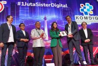 Foto 1, 2 (ki-ka): Direktur & Chief Enterprise Strategic Relationship Officer XLSMART, Andrijanto Muljono, Komisaris XLSMART, Retno Marsudi, Kepala Badan Pengembangan SDM Komunikasi dan Digital Kementerian Komunikasi dan Digital RI, Bonifasius Wahyu Pudjianto, Menteri Komunikasi dan Digital RI, Meutya Hafid, Presiden Direktur & CEO XLSMART, Rajeev Sethi, dan Direktur & Chief Regulatory Officer XLSMART, Merza Fachys, dalam acara penandatanganan nota kesepahaman antara Kementerian Komunikasi dan Digital Republik Indonesia (Komdigi) dan XLSMART untuk kolaborasi program Sisternet #1JutaSisterDigital, di Jakarta, Kamis, (24/7). Dok