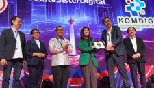 Foto 1, 2 (ki-ka): Direktur & Chief Enterprise Strategic Relationship Officer XLSMART, Andrijanto Muljono, Komisaris XLSMART, Retno Marsudi, Kepala Badan Pengembangan SDM Komunikasi dan Digital Kementerian Komunikasi dan Digital RI, Bonifasius Wahyu Pudjianto, Menteri Komunikasi dan Digital RI, Meutya Hafid, Presiden Direktur & CEO XLSMART, Rajeev Sethi, dan Direktur & Chief Regulatory Officer XLSMART, Merza Fachys, dalam acara penandatanganan nota kesepahaman antara Kementerian Komunikasi dan Digital Republik Indonesia (Komdigi) dan XLSMART untuk kolaborasi program Sisternet #1JutaSisterDigital, di Jakarta, Kamis, (24/7). Dok
