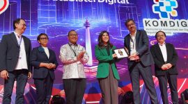 Foto 1, 2 (ki-ka): Direktur & Chief Enterprise Strategic Relationship Officer XLSMART, Andrijanto Muljono, Komisaris XLSMART, Retno Marsudi, Kepala Badan Pengembangan SDM Komunikasi dan Digital Kementerian Komunikasi dan Digital RI, Bonifasius Wahyu Pudjianto, Menteri Komunikasi dan Digital RI, Meutya Hafid, Presiden Direktur & CEO XLSMART, Rajeev Sethi, dan Direktur & Chief Regulatory Officer XLSMART, Merza Fachys, dalam acara penandatanganan nota kesepahaman antara Kementerian Komunikasi dan Digital Republik Indonesia (Komdigi) dan XLSMART untuk kolaborasi program Sisternet #1JutaSisterDigital, di Jakarta, Kamis, (24/7). Dok