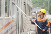 Seorang petugas tampak sedang membersihkan gerbong kereta. PJ/dok