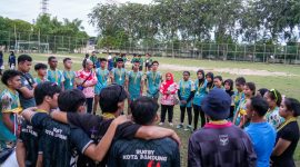 Dra.Hj. Ai Supriyati, MM saat memberikan pengarahan kepada atlet. PJ/Joel