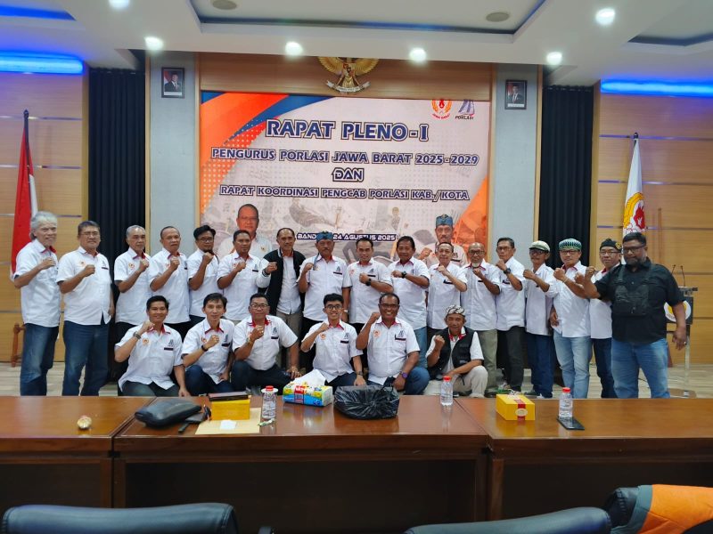 Ketua Umum PORLASI Jabar Arief Prayitno foto bersama dengan peserta Pleno dan Rakor. PJ/Joel