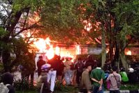 Aset milik MPR RI yang berada di depan DPRD Jabar dibakar oleh massa aksi demo Jumat 29 Agustus 2025. PJ/Jaenal