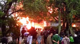 Aset milik MPR RI yang berada di depan DPRD Jabar dibakar oleh massa aksi demo Jumat 29 Agustus 2025. PJ/Jaenal