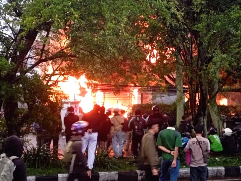 Aset milik MPR RI yang berada di depan DPRD Jabar dibakar oleh massa aksi demo Jumat 29 Agustus 2025. PJ/Jaenal