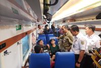 SOUVENIR : Executive Vice President KAI Daop 2 Bandung, Dicky Eka Priandana memberikan souvenir kepada salah satu penumpang KA Pasundan New Generation saat pengoperasian perdana di Stasiun Kiara Condong, Bandung Jumat 1/8/2025).