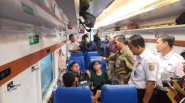 SOUVENIR : Executive Vice President KAI Daop 2 Bandung, Dicky Eka Priandana memberikan souvenir kepada salah satu penumpang KA Pasundan New Generation saat pengoperasian perdana di Stasiun Kiara Condong, Bandung Jumat 1/8/2025).