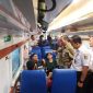 SOUVENIR : Executive Vice President KAI Daop 2 Bandung, Dicky Eka Priandana memberikan souvenir kepada salah satu penumpang KA Pasundan New Generation saat pengoperasian perdana di Stasiun Kiara Condong, Bandung Jumat 1/8/2025).