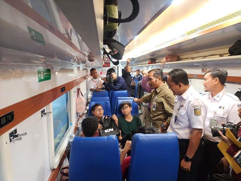 SOUVENIR : Executive Vice President KAI Daop 2 Bandung, Dicky Eka Priandana memberikan souvenir kepada salah satu penumpang KA Pasundan New Generation saat pengoperasian perdana di Stasiun Kiara Condong, Bandung Jumat 1/8/2025).