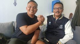 FOTO BERSAMA : Sekum Pengcab Akuatik Kota Bandung Salahudin Al Ayubi (kanan) bersama Binpres Akutik M Idham Dasuki. PJ/Joel
